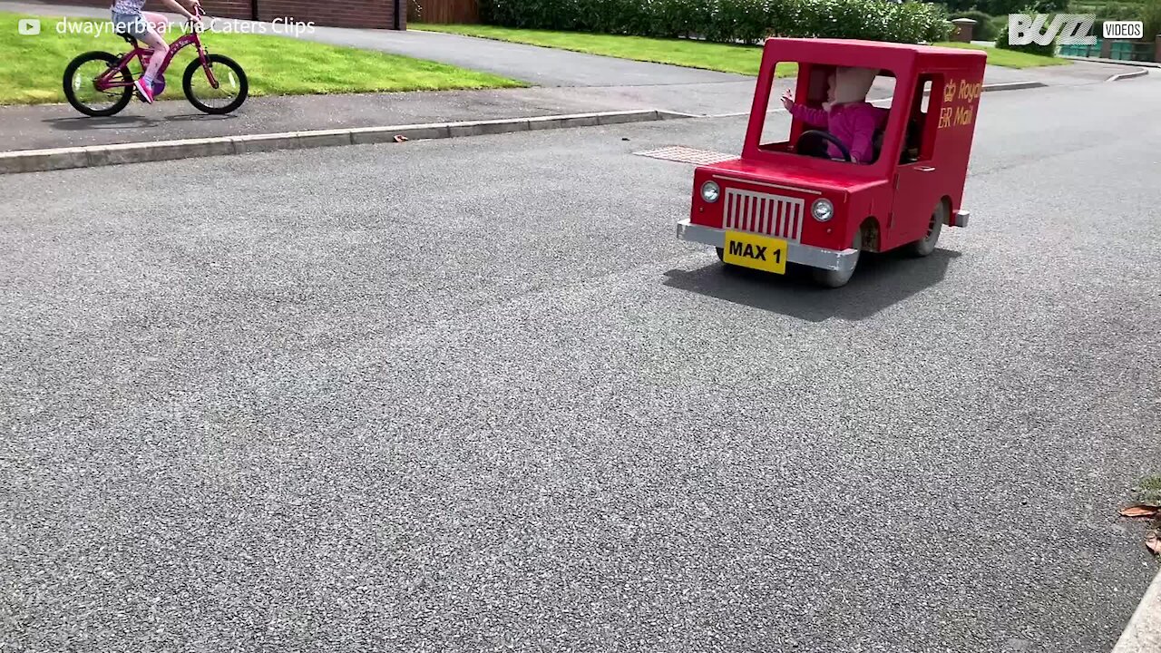 Ce papa a converti un scooter en une camionnette de La Poste