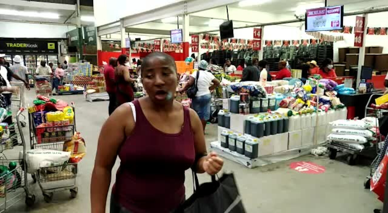 WATCH: Panic buying puts SA shoppers at severe risk of contracting Covid-19 (qbR)