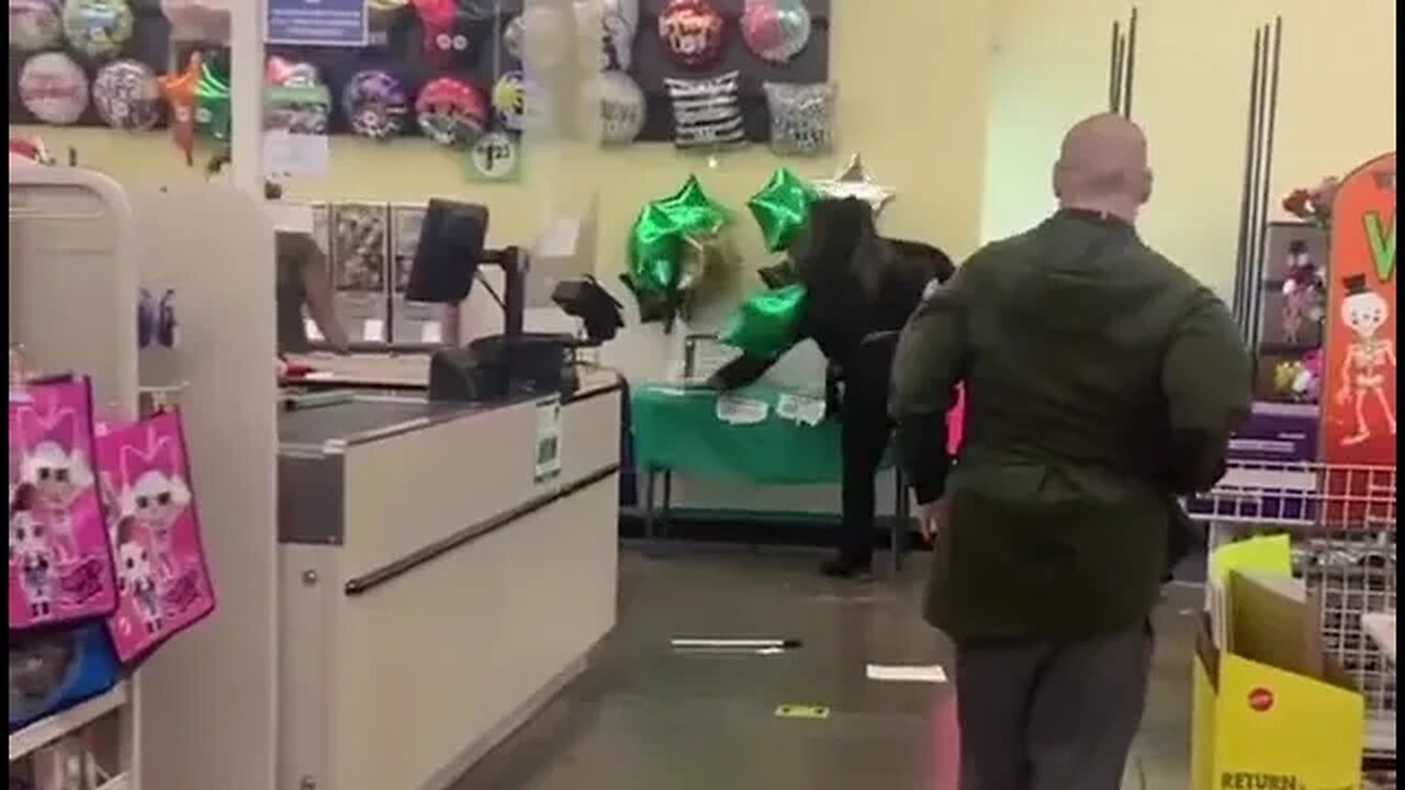 Woman throws epic tantrum in Dollar Tree *Language*