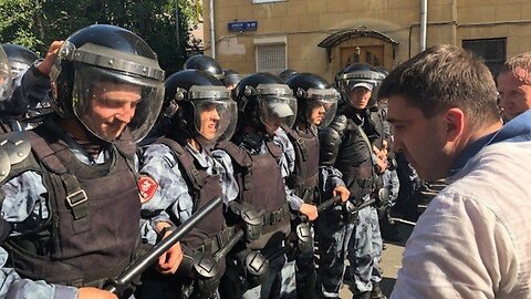 Moscow Police Arrest Hundreds Protesting That Elections Are Rigged