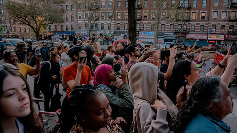 "FOUR MORE YEARS!" - MASSIVE CROWD CHEERS TRUMP in... NYC??!! Trump persecution backfiring?