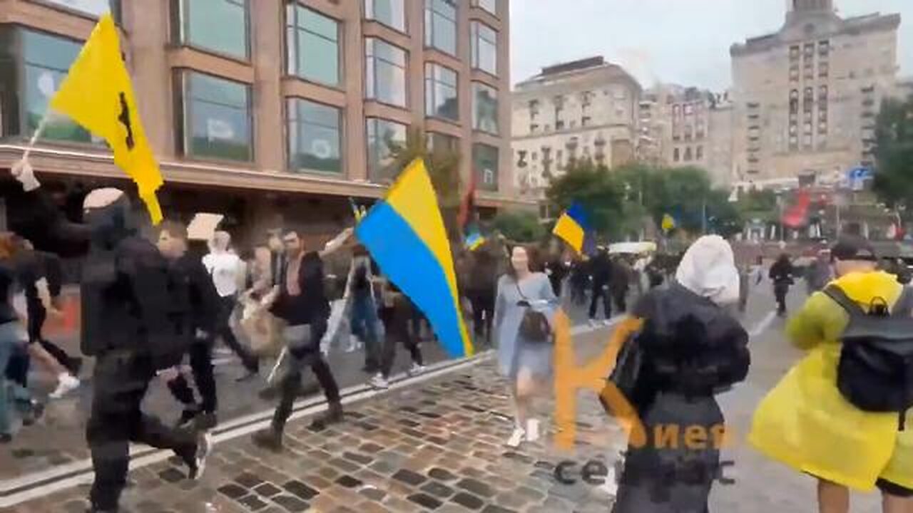 Neo-Nazi Ukrainians crashed the Pride 🏳️‍🌈 parade in Kiev. To be fair they’re both equally awful.