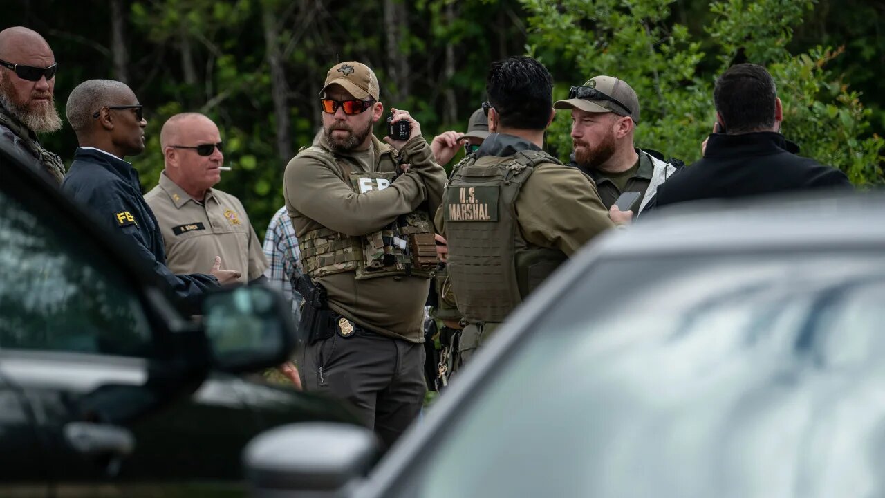 Suspect at large in Texas after 5 fatally shot 'execution style'