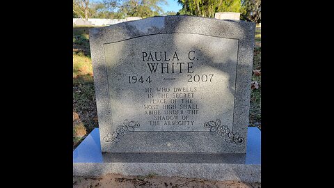 Country Music Superstar Faith Hill - A Visit to Her Mom's Gravesite