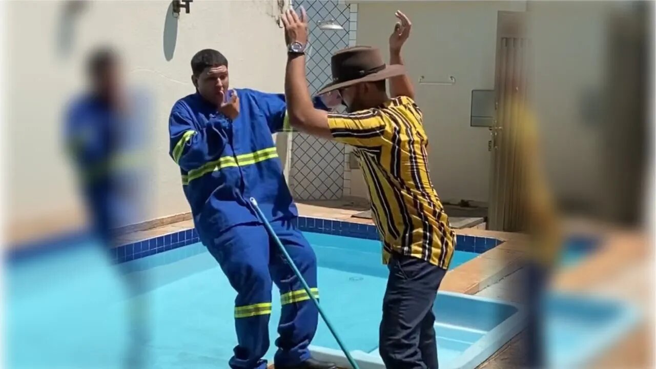 Jovens humilham FAXINEIRO sem saber quem ele era é são surpreendidos no final!!