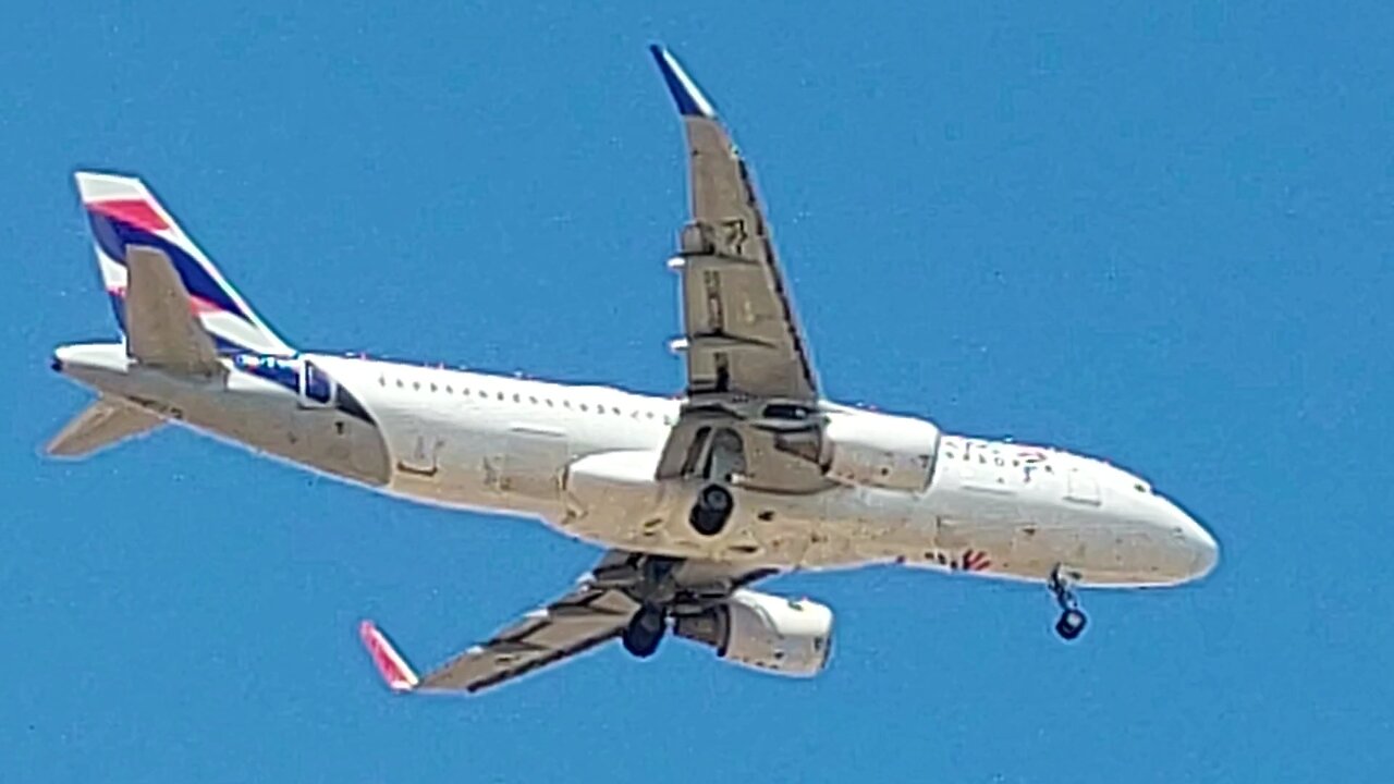 Airbus A321 PT-MXL vindo de São Luís,Airbus A320 PR-TYM vindo do Recife,Airbus A321 PT-MXQ do Rio