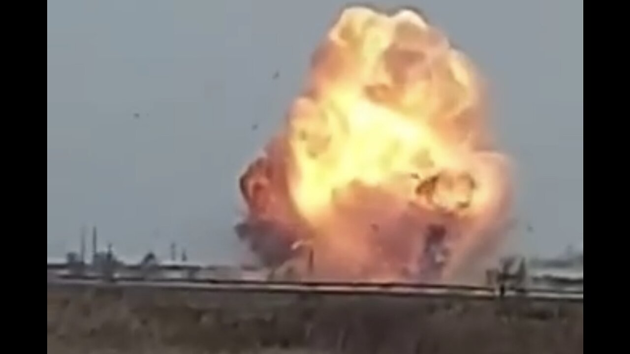 Ukrainian Su-25 pilot sacrifices himself and Crashes into a russian convoy near Nova Kakhovka