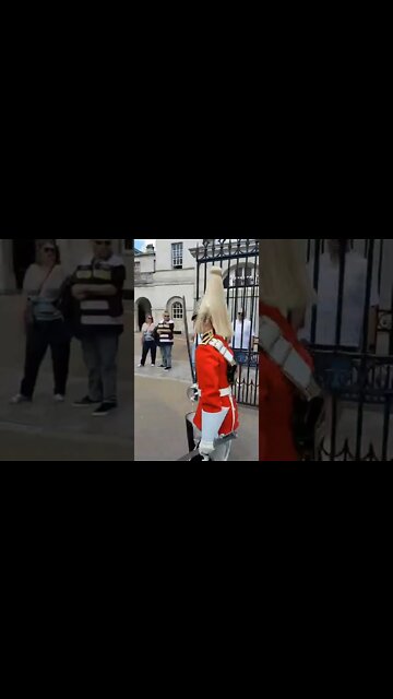 make way tourist moves #horseguardsparade