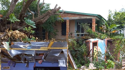 Duas casas abandonadas uma com grande detalhe no forro