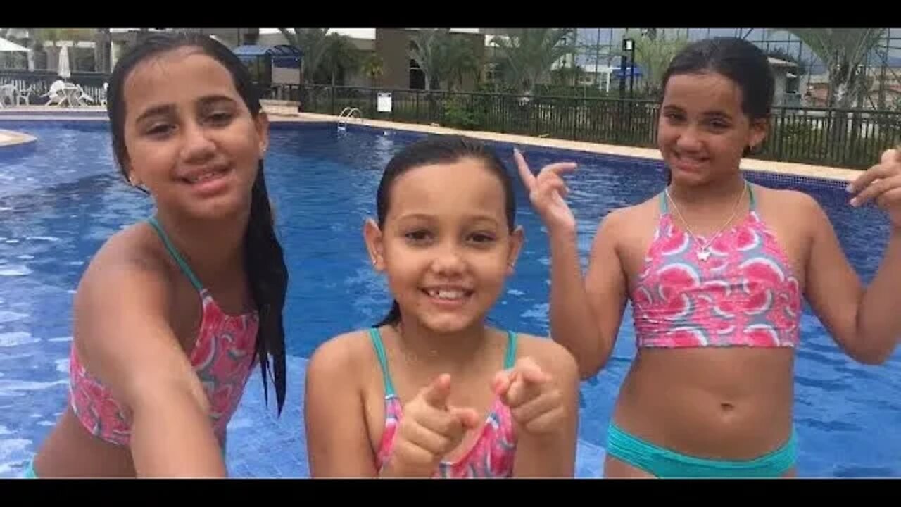 BRINCADEIRA DE PISCINA - 3 irmãs demais