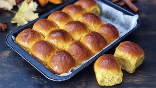 The BEST Pumpkin Dinner Rolls You Can Make for Thanksgiving