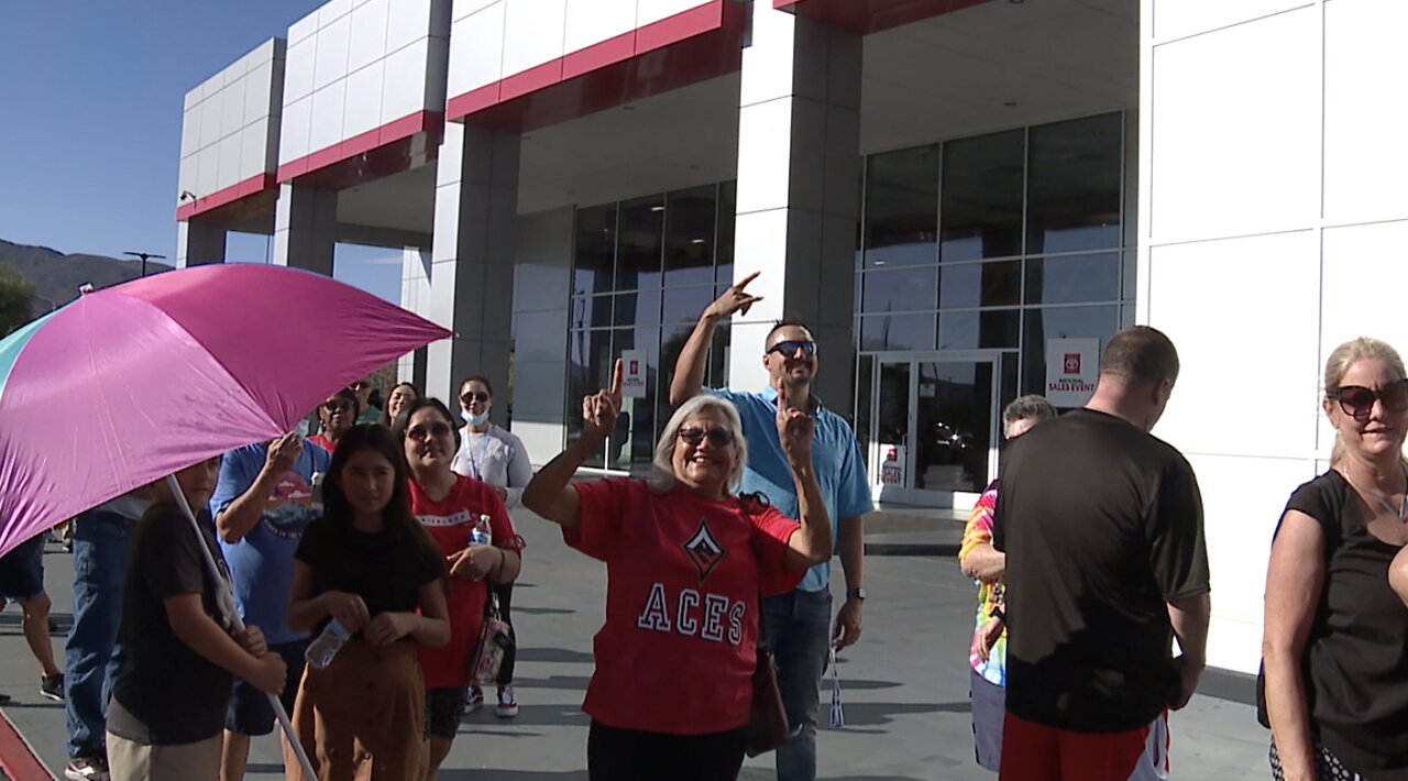 Fans wait in line for hours to get their Aces championship merchandise before Las Vegas Strip parade