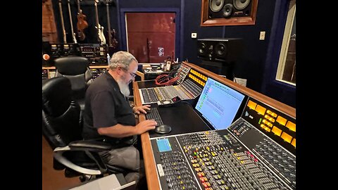 Clip “World Gone Mad”