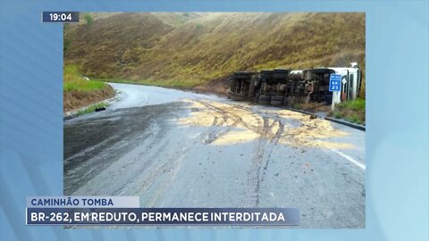 Caminhão tomba na BR-262 em reduto permanece interditada