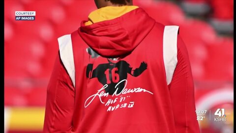 Chiefs, fans, Mahomes pay tribute to Dawson during preseason finale