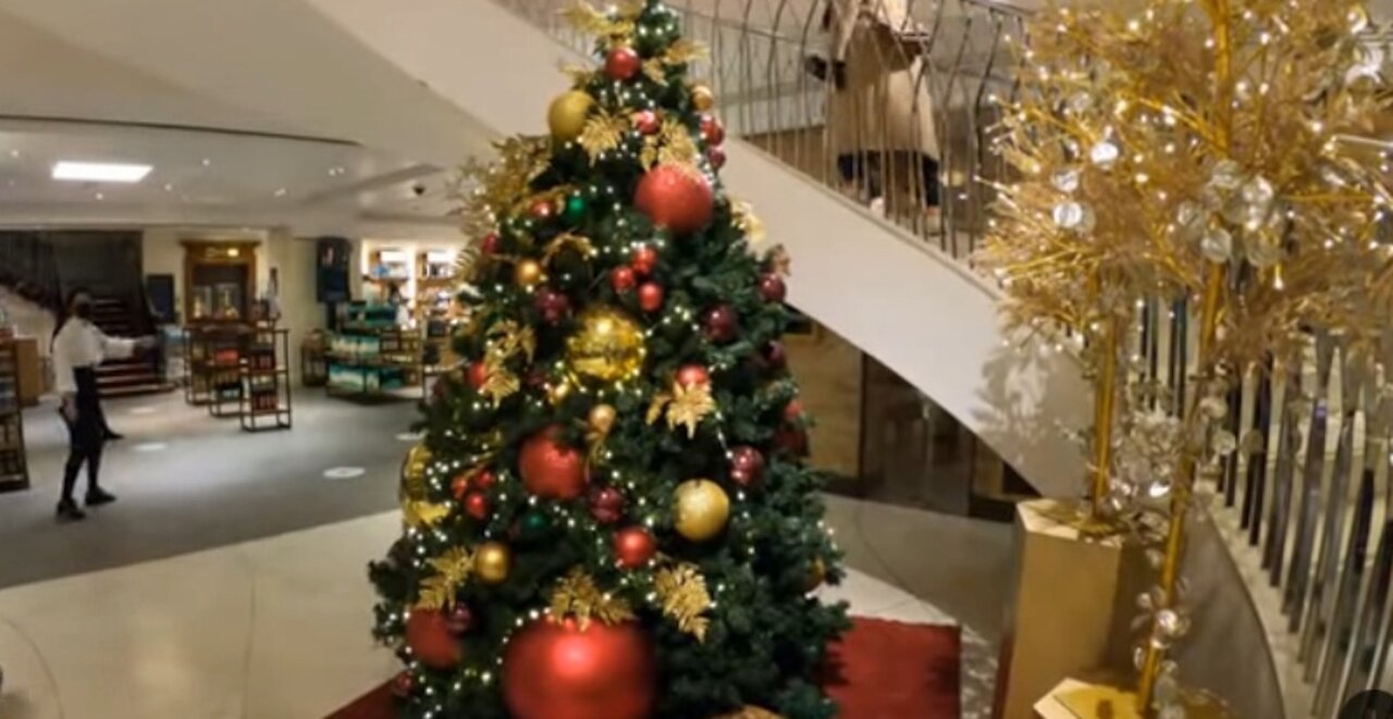 Watch the Christmas atmosphere, it is really wonderful