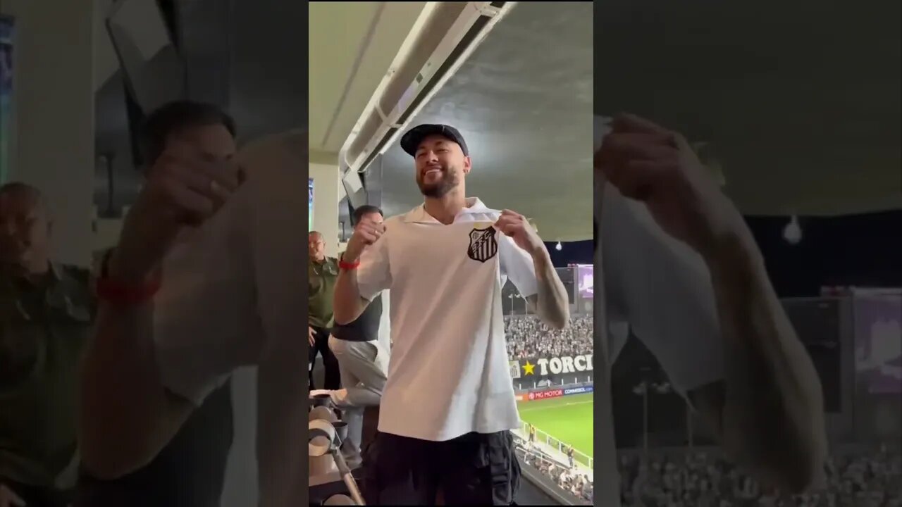 Neymar na Vila Belmiro colocando a camisa do Santos