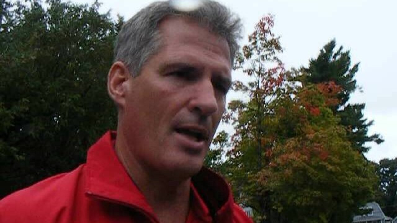 Senator Scott Brown greets voters & answers questions unedited in Leominster 9-29-12.AVI