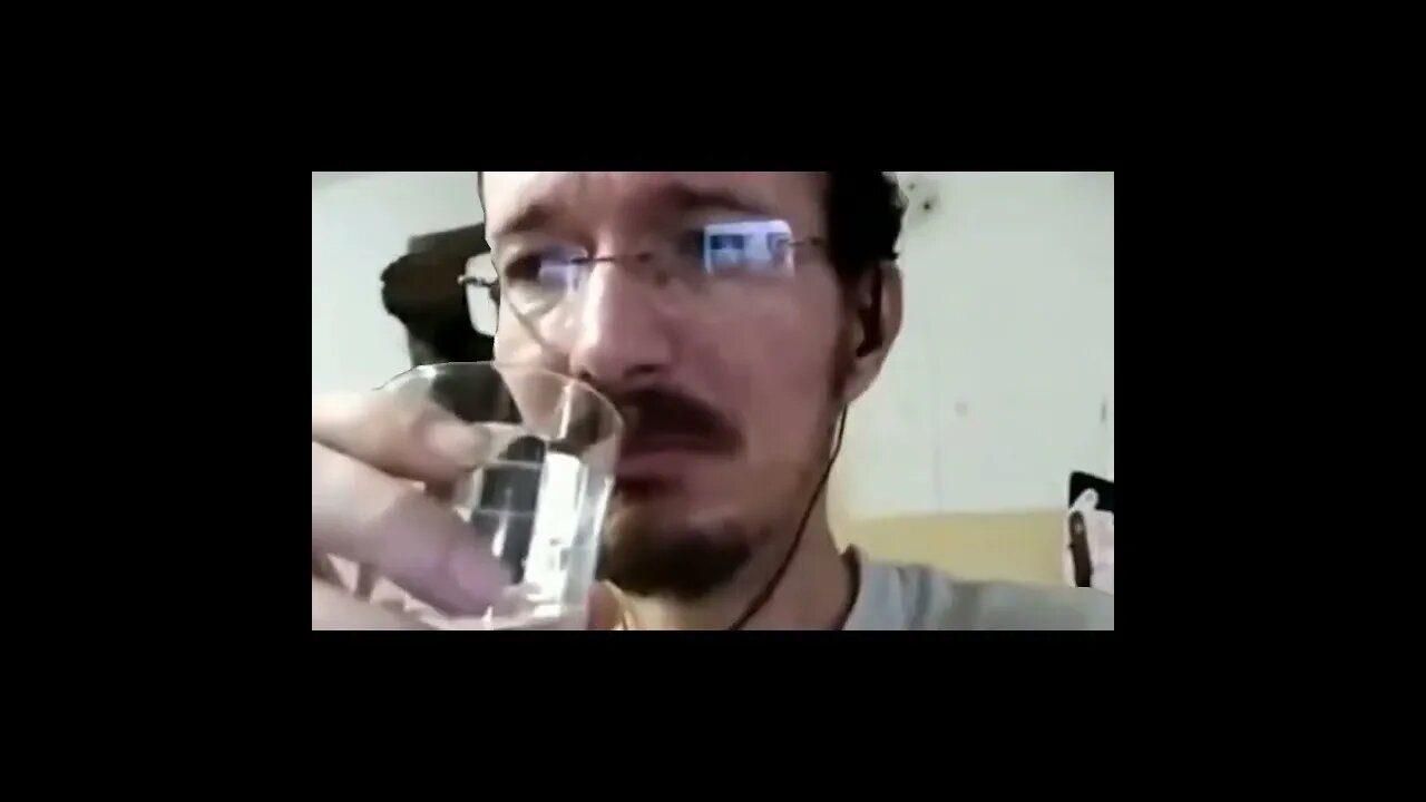 FLAVIO TOMANDO A RED PILL #shorts