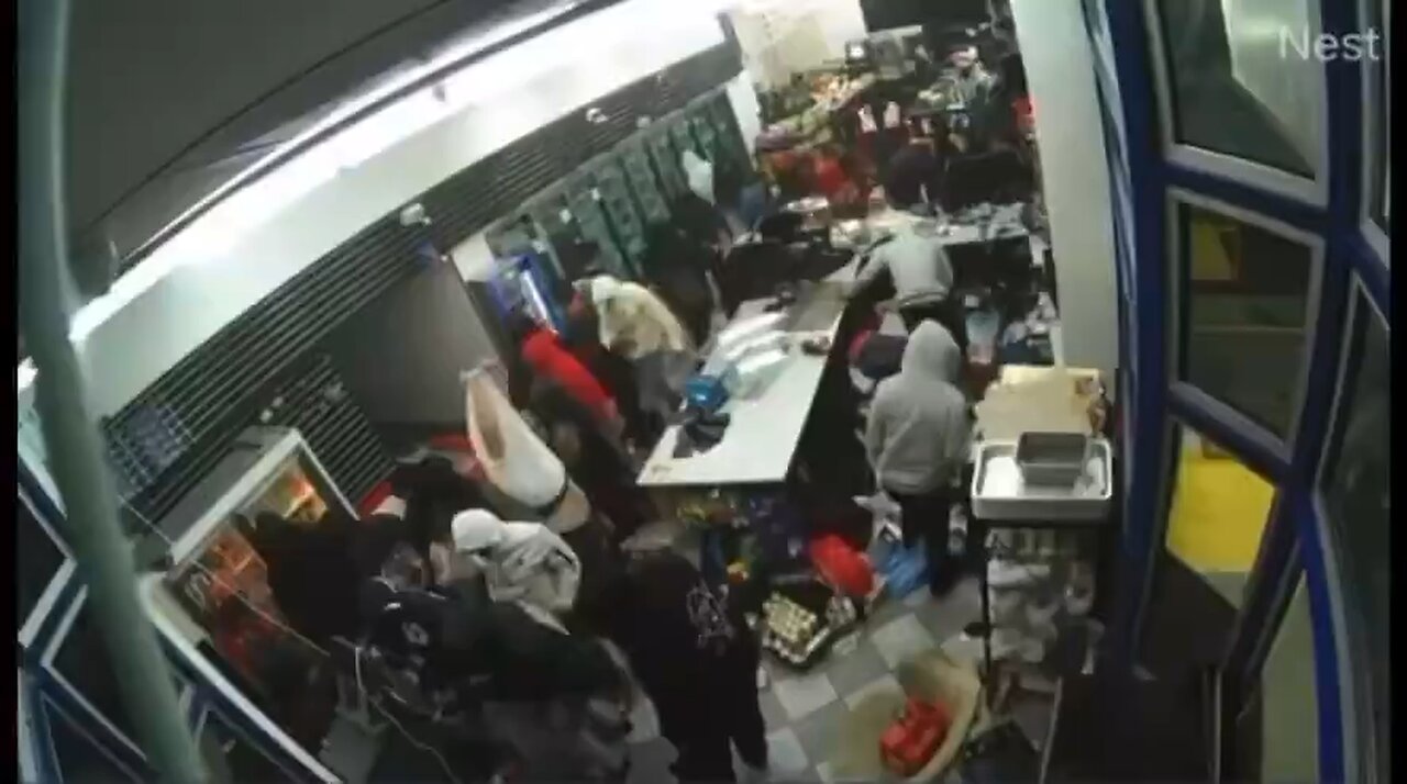 🚨 BREAKING: Mob of Looters Trash Convenience Store in Oakland, CA