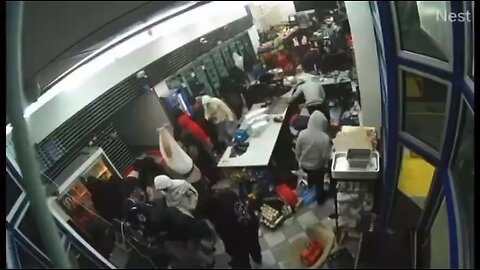 🚨 BREAKING: Mob of Looters Trash Convenience Store in Oakland, CA