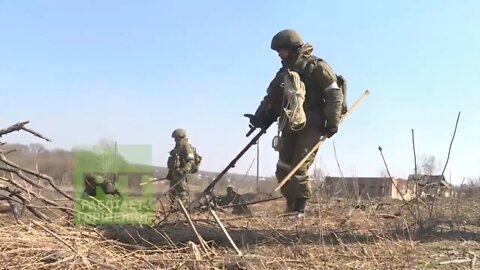 RUSSIAN SAPPERS CLEAR MINES IN THE YASINOVATSKY AREA!