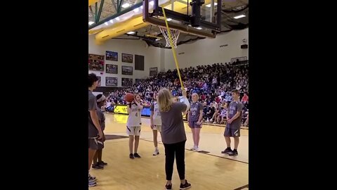 Blind basketball player makes free throw