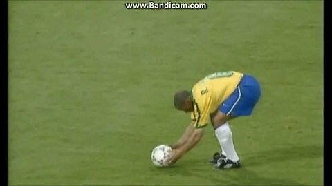 Roberto Carlos amazing free kick for Brazil