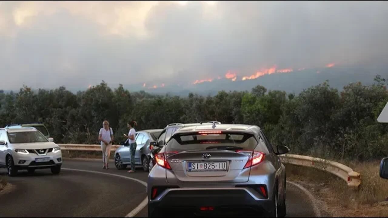 Zbog požara zatvorena cesta Šibenski most - Zaton