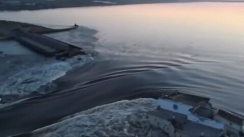 Rusos arrojaron comida y bebida desde un dron su casa en Alyoshki está completamente inundada