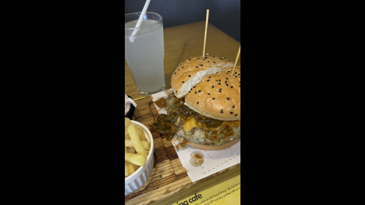 Trying out Jalapeño Burger at Tayto Cafe 😍💯 #foodie #HQ #HQFun