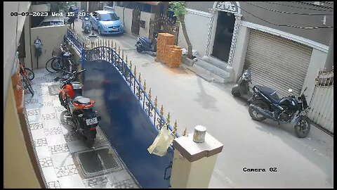 Bull attack a female/ Horrible Accident/Just saved by people