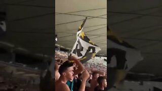 Torcida do Vasco calando a torcida do Flamengo durante o pênalti pro Flamengo