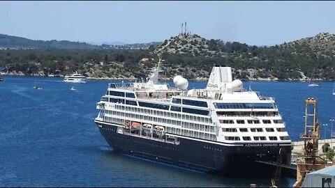 Kruzer Azamara Onward dugačak 180 metara uplovio u luku u Šibenik