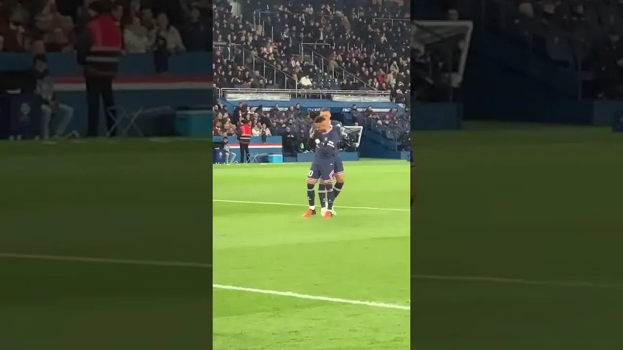 Neymar dançando após gol