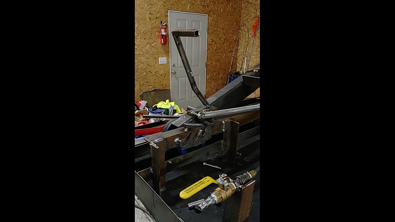 Auto reset lock on the lift table