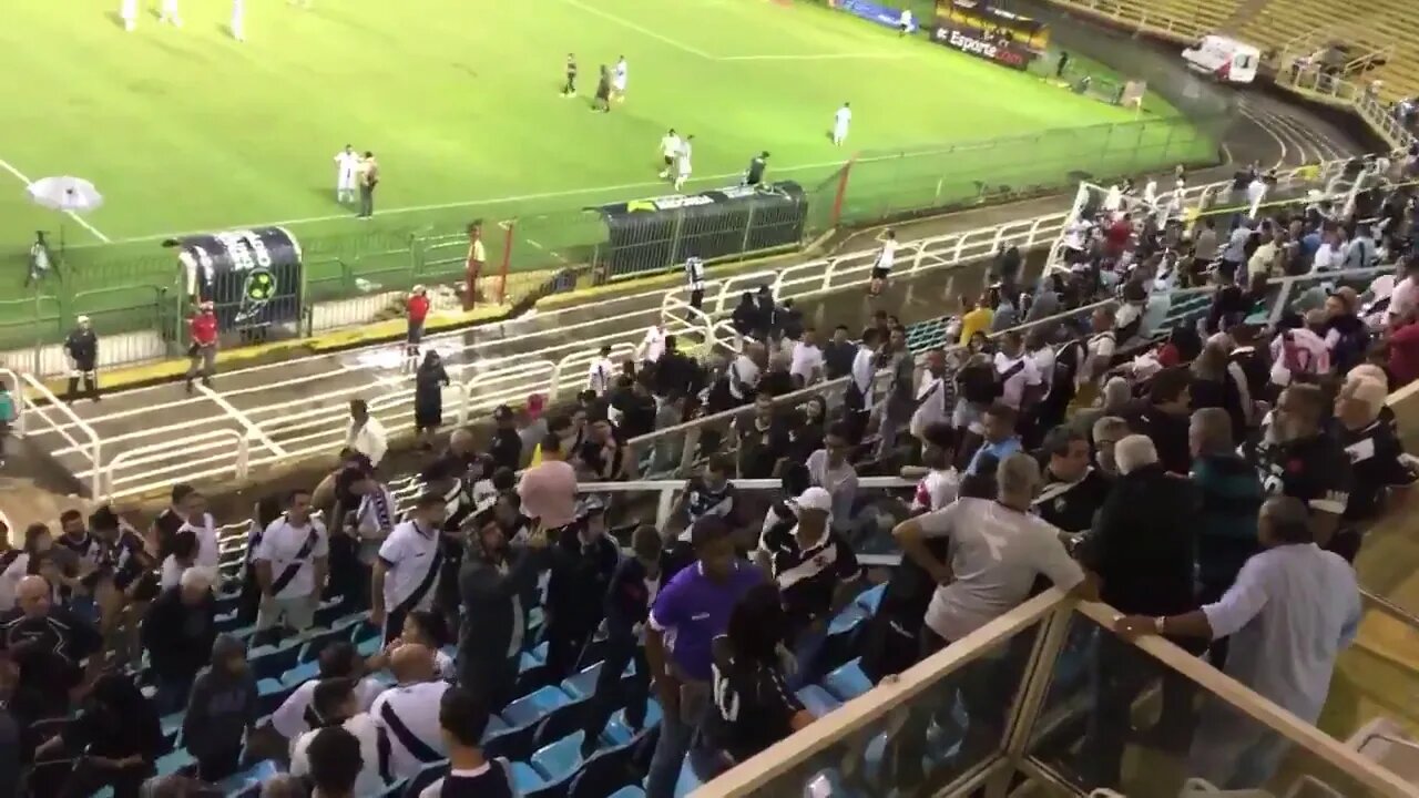 Torcida xingando Campello no Raulino de Oliveira após empate com o Resende