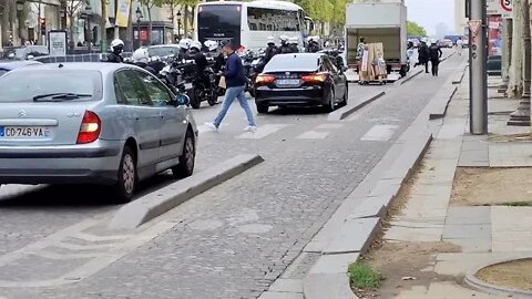 Samedi 10 sept.22 - Toujours aux Champs-Elysées