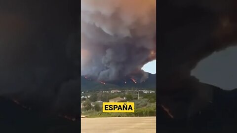 PARECE QUE CAYO UNA BOMBA EN ESPAÑA TREMENDO INCENDIO EN SEGOVIA