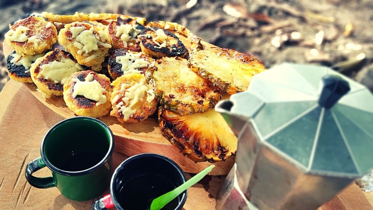 Café da Manhã na Roça - Broa com Queijo e Abacaxi caramelizado