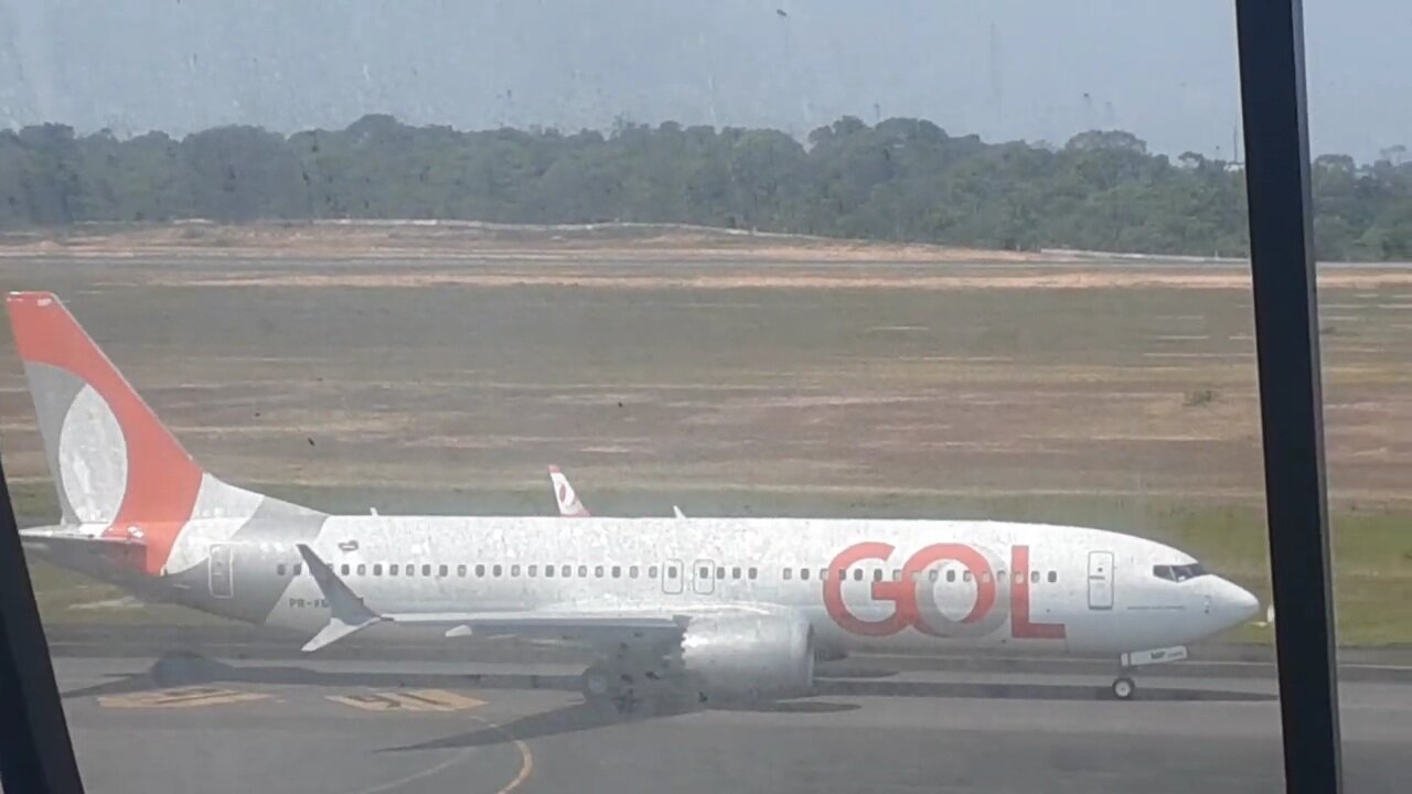 Boeing 737 MAX PR-XMP taxiando e decolando de Manaus para Santarém(PA)