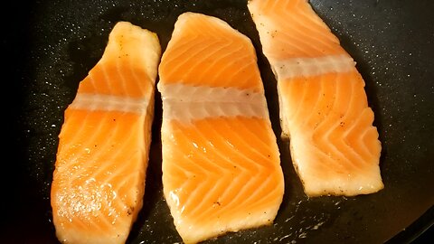 Making Salmon Pan-Fried (4K)