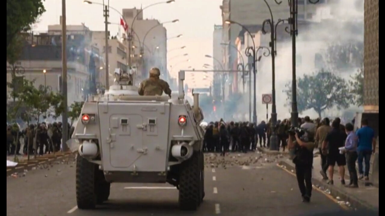 Policía peruana desaloja a manifestantes del Campus de la Universidad San Marcos de Lima