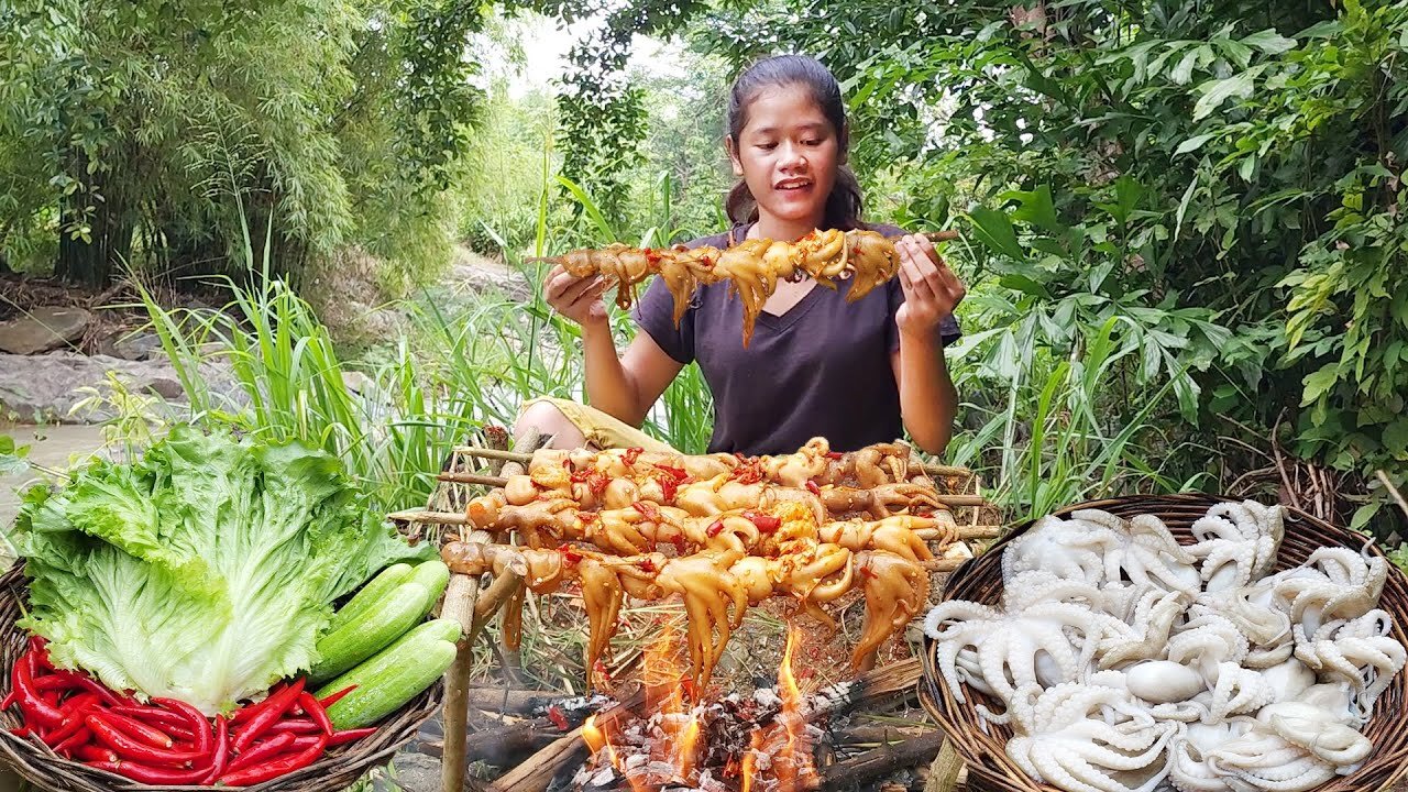 Survival cooking in the rainforest - Grilled octopus salad with Peppers sauce for dinner