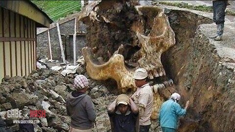 Clearest bigfoot video I have ever seen!Giant bones found all over the world! Book of Genesis.