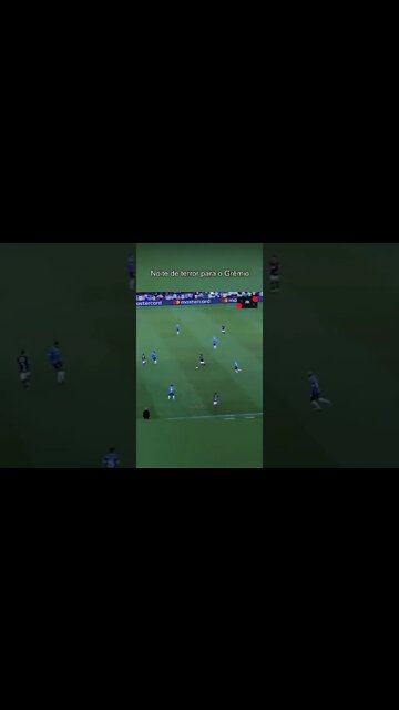 JOGADORES DO GRÊMIO PEDINDO PARA OS JOGADORES DO FLAMENGO TIRAREM O PÉ.