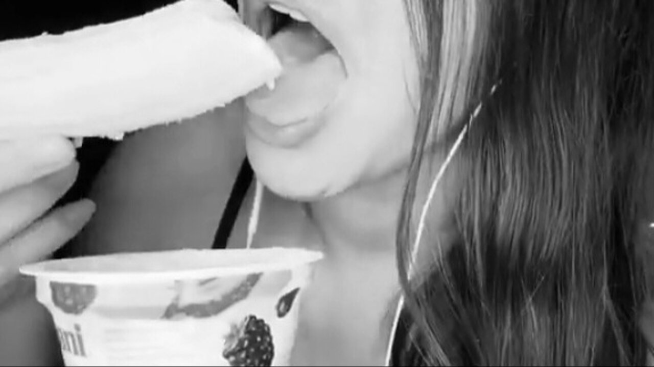 Asmr girl eating banana dipped in yogurt (relax,sleep,extremely satisfying)