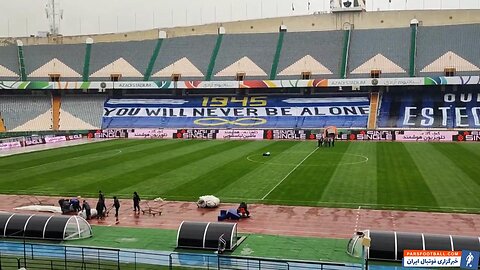 بنر " تو هرگز تنها نخواهی بود " روی سکوهای آزادی