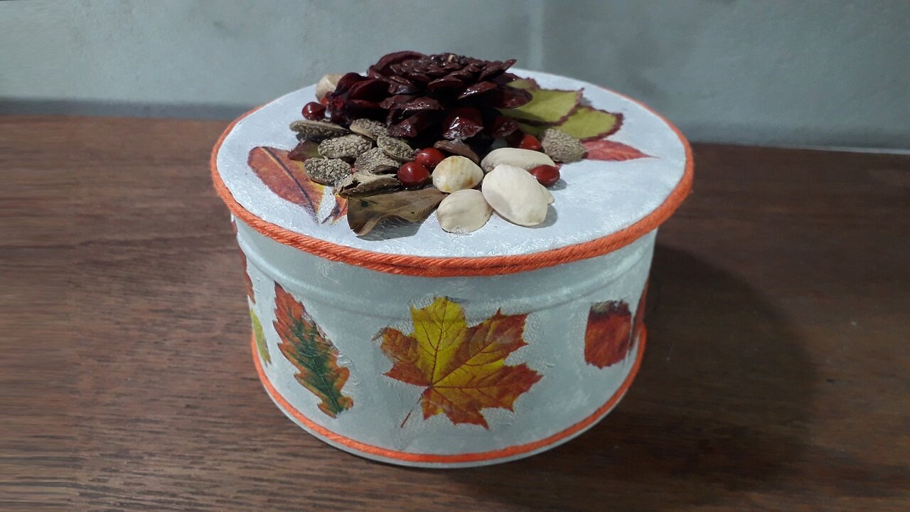 RECICLANDO LATAS DE BISCOITO - DECORAÇÃO COM PINHA @lucibuzo