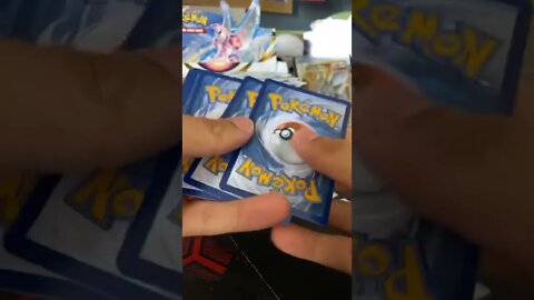 Abrindo um booster pokemon tcg de Astros cintilantes